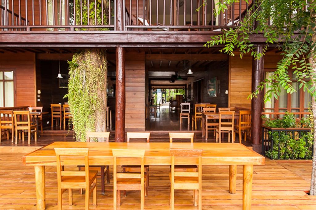 Riverhouse-The Teak House Mae Sariang Exteriör bild