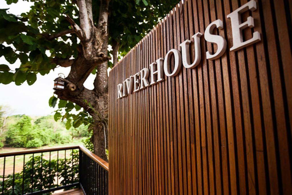 Riverhouse-The Teak House Mae Sariang Exteriör bild