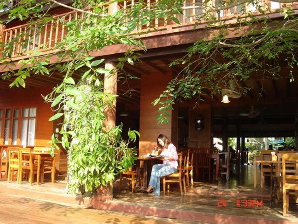 Riverhouse-The Teak House Mae Sariang Exteriör bild