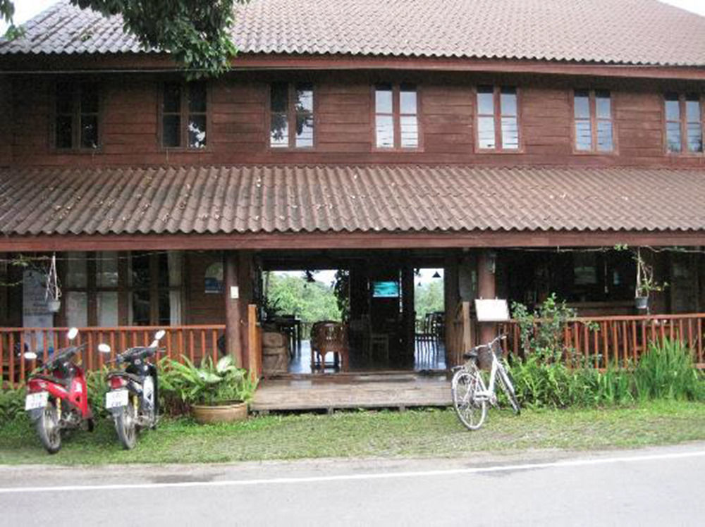 Riverhouse-The Teak House Mae Sariang Exteriör bild